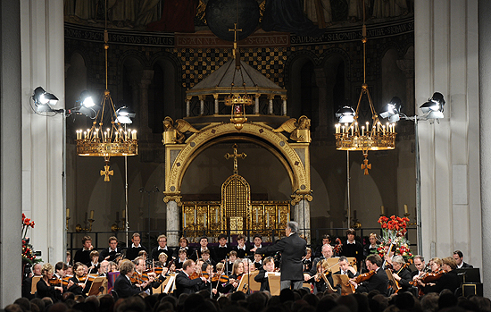 Maestro Zubin Mehta mit dem Bayerischen Staatsorchester und dem Tölzer Knabenchor (©Foto: BMW Niederlassung)